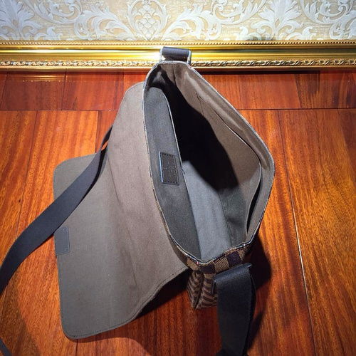 男神不容錯(cuò)過(guò),經(jīng)典lv棋盤(pán)格單肩包廠家直銷(xiāo)批發(fā)