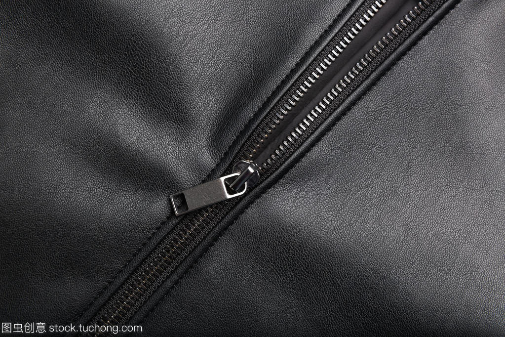 打開(kāi)拉鏈在黑色皮革表面上