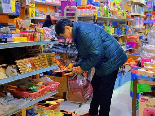 威遠(yuǎn)北門口 日用百貨攤點前的晨間一幕